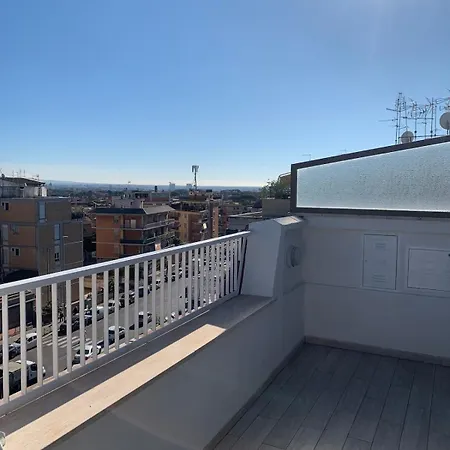 Apartment Vivi In Un Attico Tipico Romano Con Vista Su Roma Rome