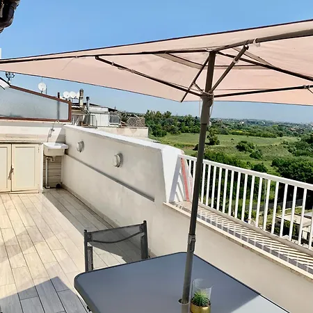 Vivi In Un Attico Tipico Romano Con Vista Su Roma Rome